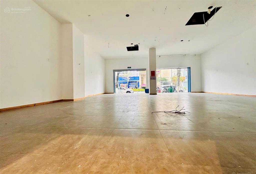 Bán nhà mặt tiền nguyễn văn linh  dt 310m2 ngang 15m  gọi đàm tiến