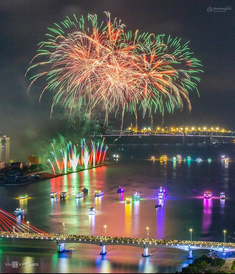 Mặt tiền đường trần hưng đạo, đối diện đài bắn pháo hoa. gần cầu sông hàn