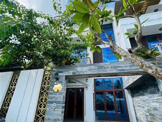 Biệt thự đẹp, có hồ bơi, nội thất xịn để lại toàn bộ, trung tâm đà nẵng, giá nhỉnh 7 tỷ