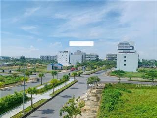 Lô kẹp vệt cây xanh. đối diện trường fpt giá tốt bán nhanh