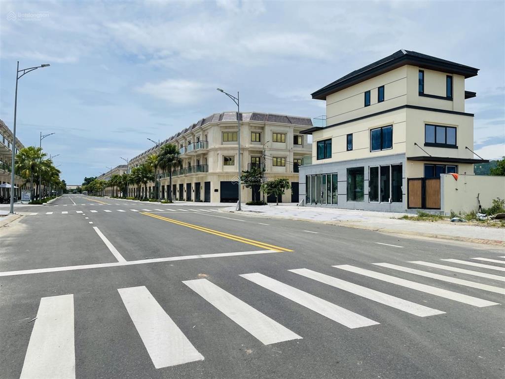 Chỉ 53 triệu/m2  quý anh chị sở hữu ngay shophouse 3 tầng mặt tiền đường 15m. mức giá đầu tư