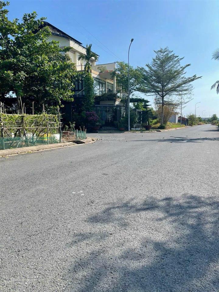 Bán lô đất góc 2 mặt tiền kdc long thới nhà bè dt 310m2 sổ cầm tay xây dựng ngay giá 27tr/m2