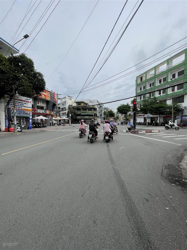 Bán nhà mặt phố góc 2mt đường chợ lớn dt 193.8m2 xd 2 tầng sổ hồng ,giá 160tr/m2 0932 089 ***