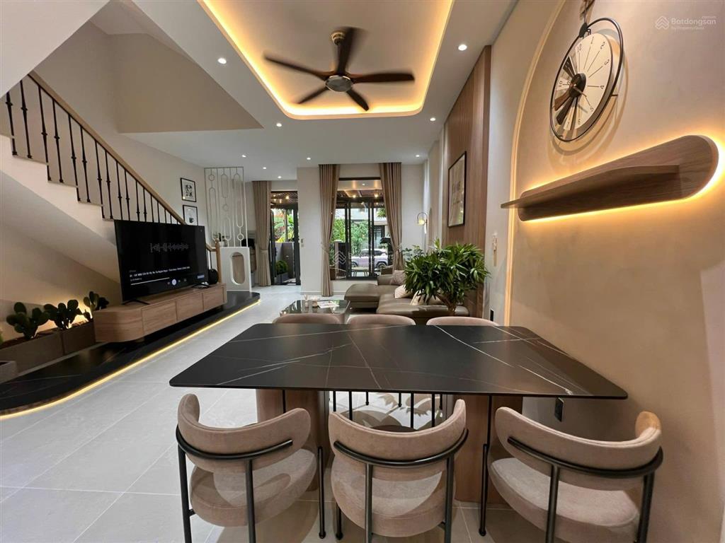 Cho thuê biệt thự lavila full nội thất cao cấp đẹp thiết kế 3pn , 1 p sinh hoạt chung giá 38tr/thg.