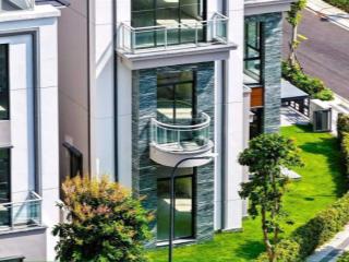 Bán nhà phố căn góc có sân vườn rộng, 305m2 đất, 369m2 dtsd