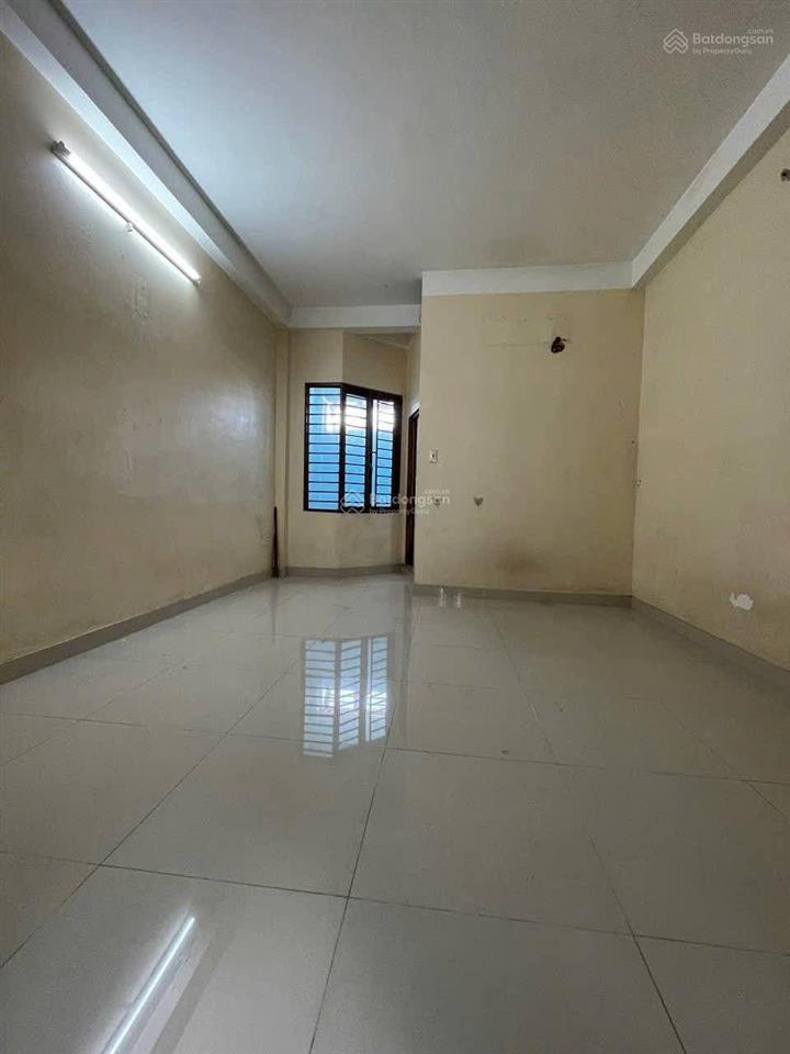 Nhà thông ôtô xây kiên cố 4x18m, gần dh công nghiệp gv