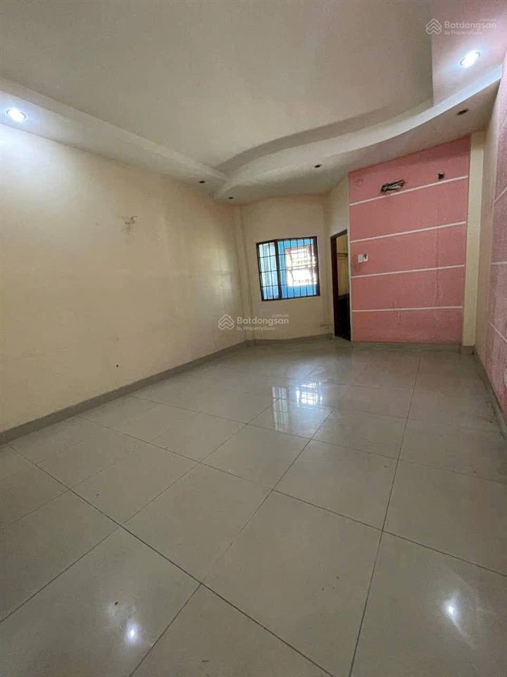 Nhà thông ôtô xây kiên cố 4x18m, gần dh công nghiệp gv