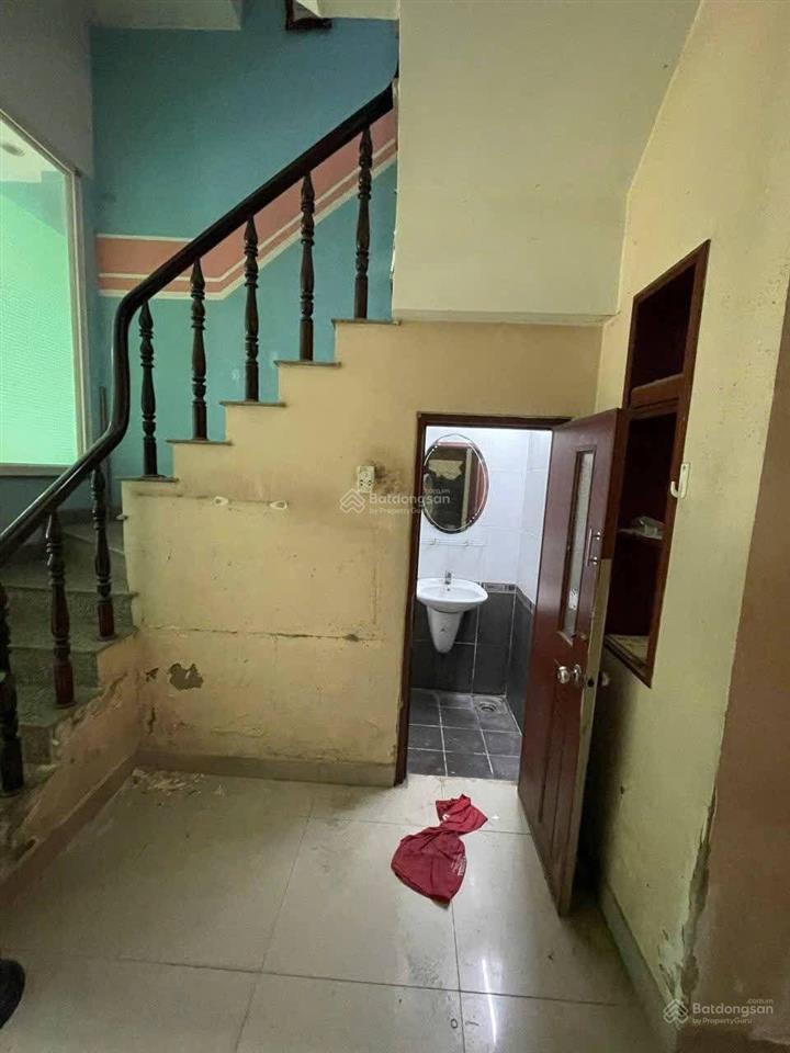 Nhà thông ôtô xây kiên cố 4x18m, gần dh công nghiệp gv