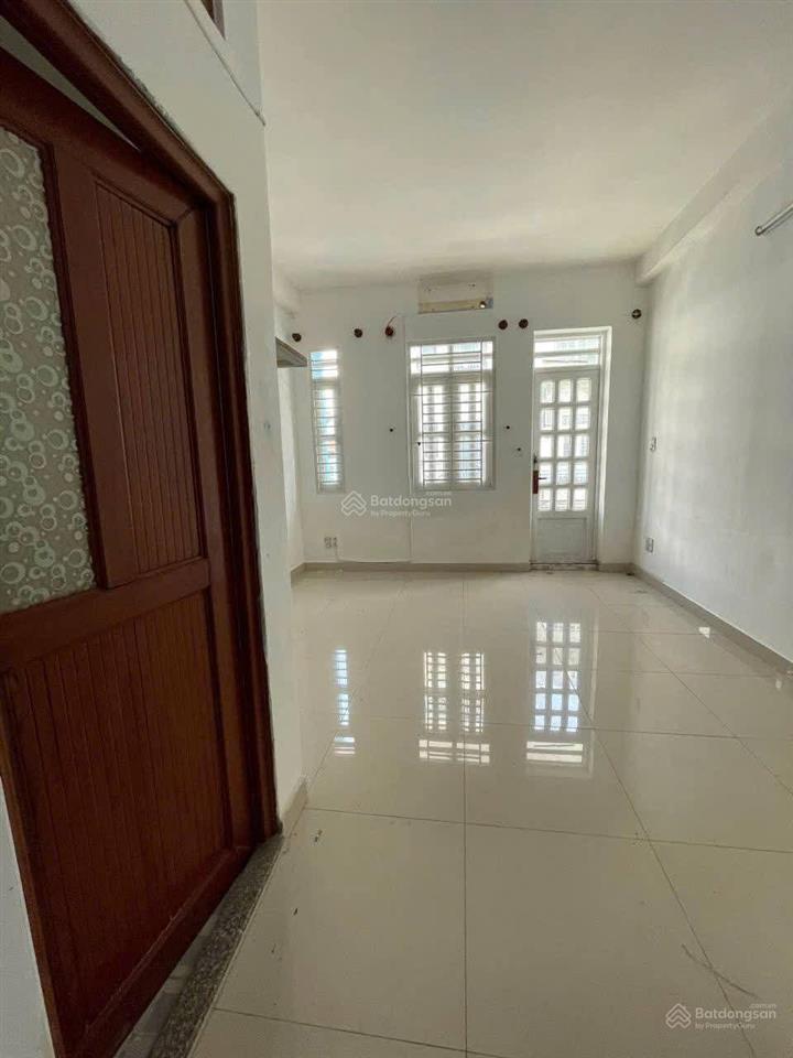 Nhà thông ôtô xây kiên cố 4x18m, gần dh công nghiệp gv