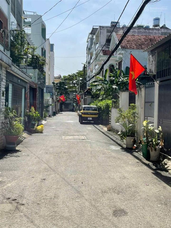 Nhà thông ôtô xây kiên cố 4x18m, gần dh công nghiệp gv