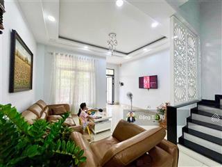Nhà phố mặt tiền hồ cần bán nhà đã hoàn thiện giá chỉ 22.8 tỷ.  0917 330 ***