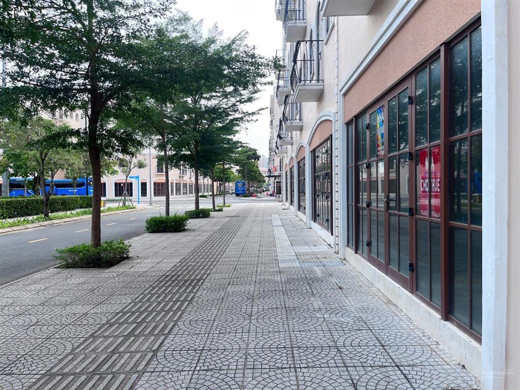Chủ nhà bán cắt lỗ 2 tỷ  căn góc  trực diện công viên  120m²  giá 6 tỷ  đã có sổ  0365 729 ***