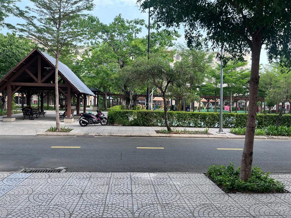 Chủ nhà bán cắt lỗ 2 tỷ  căn góc  trực diện công viên  120m²  giá 6 tỷ  đã có sổ  0365 729 ***