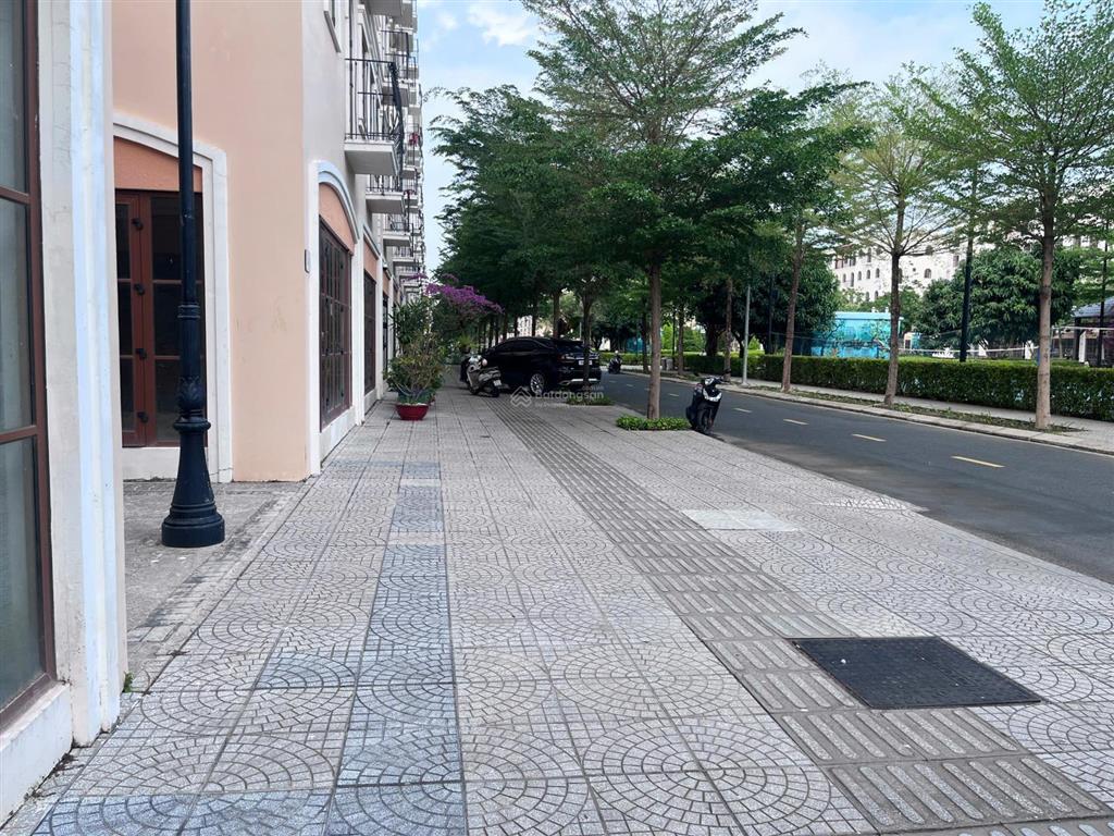 Chủ nhà bán cắt lỗ 2 tỷ  căn góc  trực diện công viên  120m²  giá 6 tỷ  đã có sổ  0365 729 ***