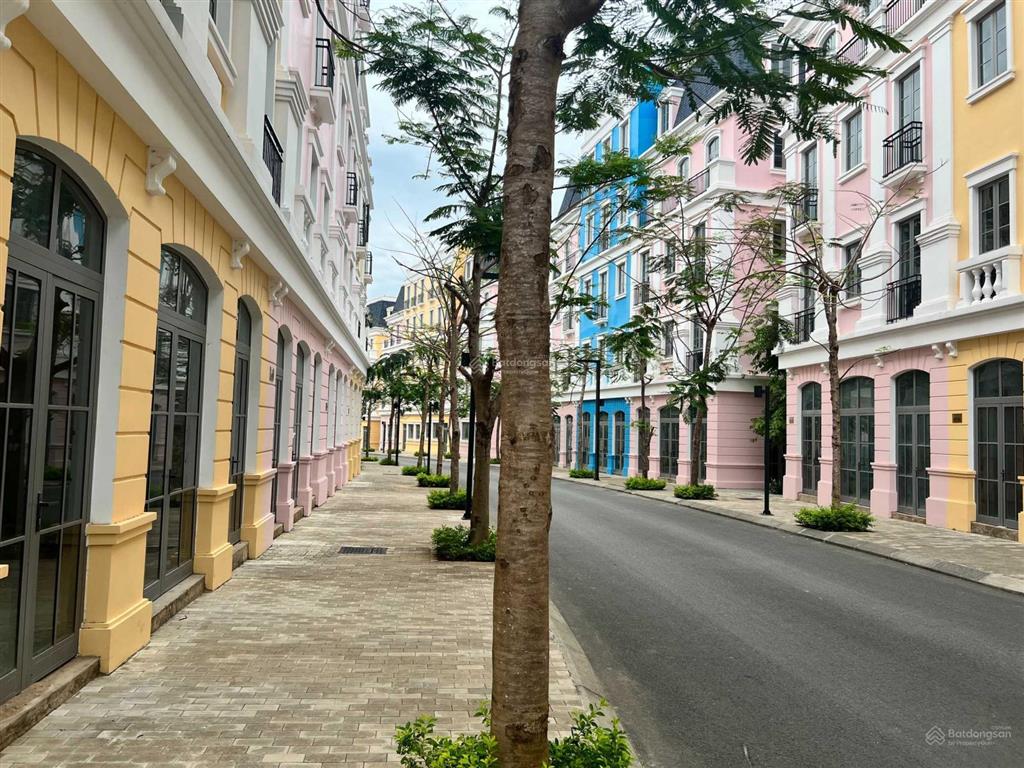Cắt lỗ căn góc view sân golf, gần quảng trường, giá 8.5 tỷ có thương lượng, 0365 729 ***