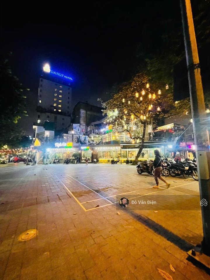 Độc quyền cho thuê nhà phố đào tấn 300m2 x 4 tầng, mặt tiền 35m, vỉa hè rộng như bãi biển đồ sơn