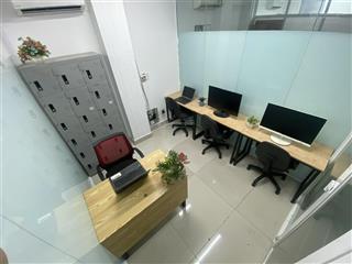 Văn phòng 4 người cạnh cửa sổ thoáng sáng, đã có bàn ghế vào làm ngay