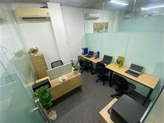 Văn phòng 4 người vào làm ngay, không cần đặt cọc, đã có sẵn bàn ghế