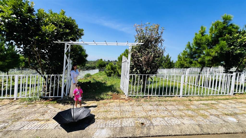 Bán đất bảo lâm lô 1 ngang 5m giá 850tr và lô 2 ngang 10m giá 1tỷ590 tặng cổng rào sắt full đất