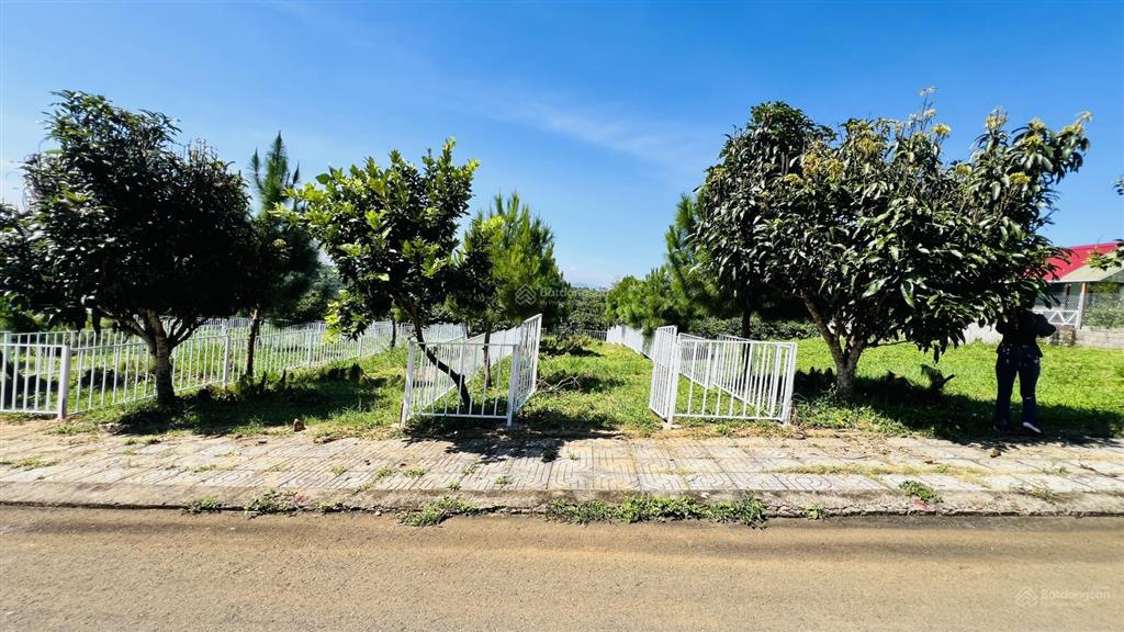 Bán đất bảo lâm lô 1 ngang 5m giá 850tr và lô 2 ngang 10m giá 1tỷ590 tặng cổng rào sắt full đất