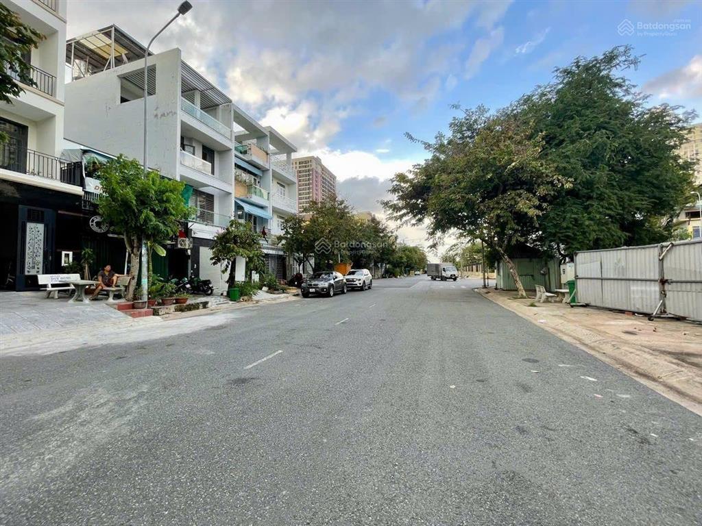 Chính chủ hạ giá bán nhà mặt phố đường d1, tân mỹ, quận 7, tp. hcm, 15 tỷ, 200m2 sd  hot