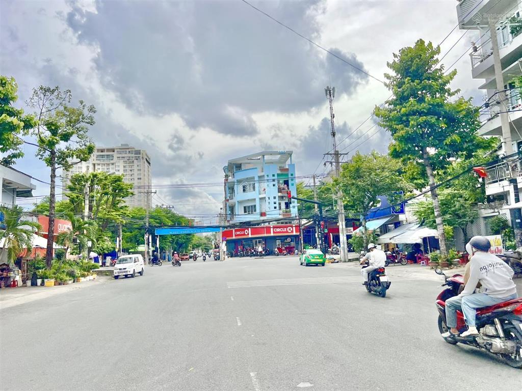 Thơm  góc trục đường 30m, vỉa hè 10m, diện tích 229m2 giá 68 tỷ (tl)