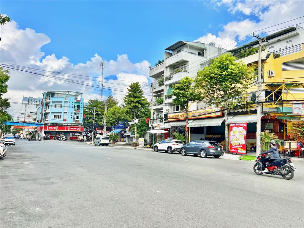 Thơm  góc trục đường 30m, vỉa hè 10m, diện tích 229m2 giá 68 tỷ (tl)
