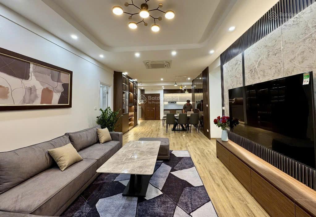 Bán chung cư ngõ 2 nguyễn hoàng, 100m2, 3 ngủ, 2vs, giá 3 tỷ 550tr, tk gỗ xịn chưa có sổ, đắc địa