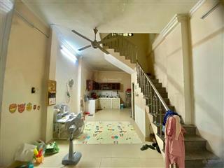 Cho thuê nhà riêng ngõ 184 hoa bằng, 36m2 xây 3 tầng, 1 tum, đồ cơ bản, giá 11tr/th, vào ở ngay