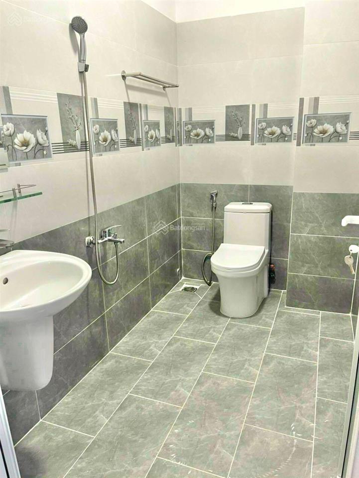 Cho thuê nhà yy hồng lĩnh, p.15, q10. dt 4(nở hậu 8m) x 25m, 1 trệt 3 lầu st. khu cư xá bắc hải
