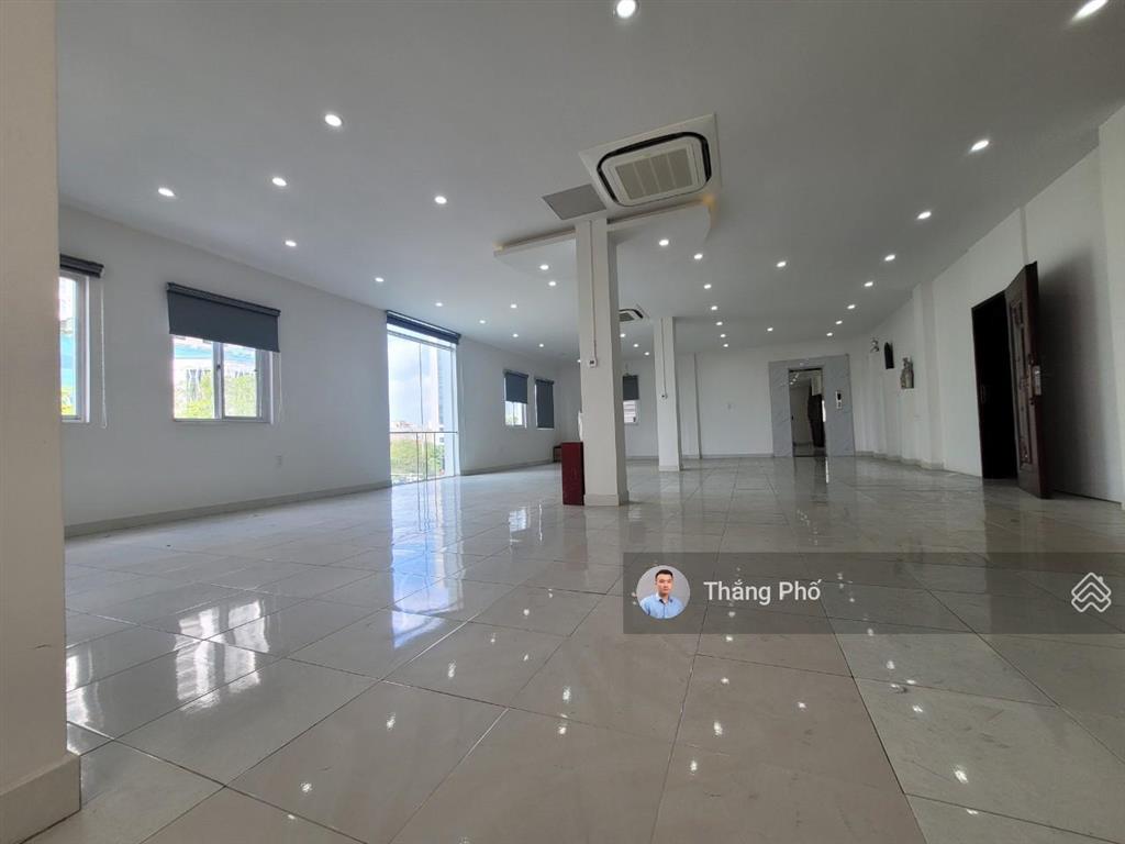 Cực rẻ  đủ diện tích 100m2. giá thuê 195.000đ/m2/tháng. fit out 20 ngày hoặc hơn