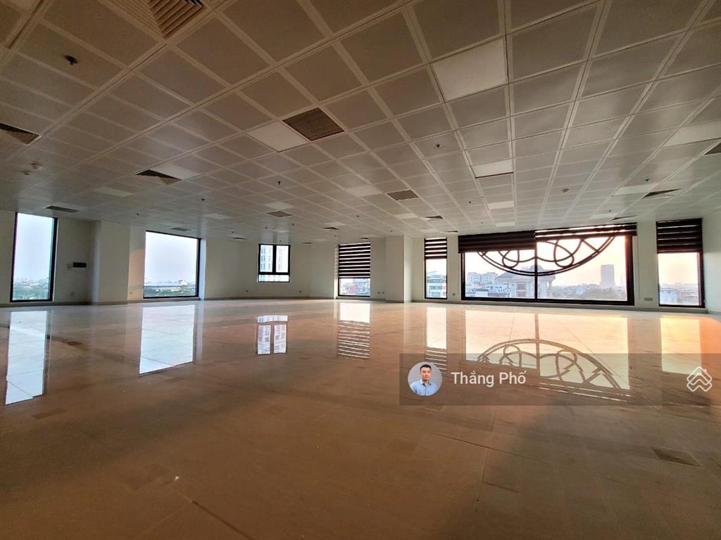 Cực rẻ  đủ diện tích 100m2. giá thuê 195.000đ/m2/tháng. fit out 20 ngày hoặc hơn