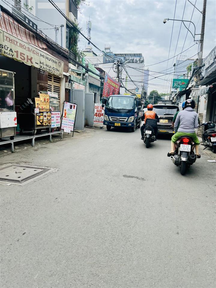 Nhà cấp 4 diện tích hiếm có 82m2 xe hơi đỗ cửa khu dân cư chỉnh trang. gần chợ xóm chiếu, 3p đến q1