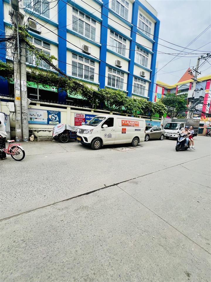 Nhà cấp 4 diện tích hiếm có 82m2 xe hơi đỗ cửa khu dân cư chỉnh trang. gần chợ xóm chiếu, 3p đến q1