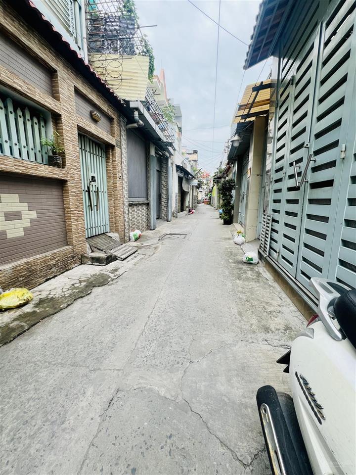 Nhà cấp 4 diện tích hiếm có 82m2 xe hơi đỗ cửa khu dân cư chỉnh trang. gần chợ xóm chiếu, 3p đến q1