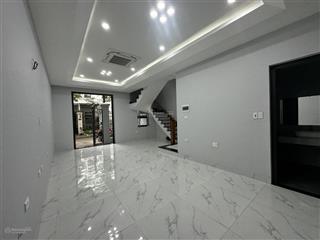 Cho thuê nhà 4 tầng thông sàn làm văn phòng. diện tích 72m2 hoàn thiện đẹp giáp đh thăng long