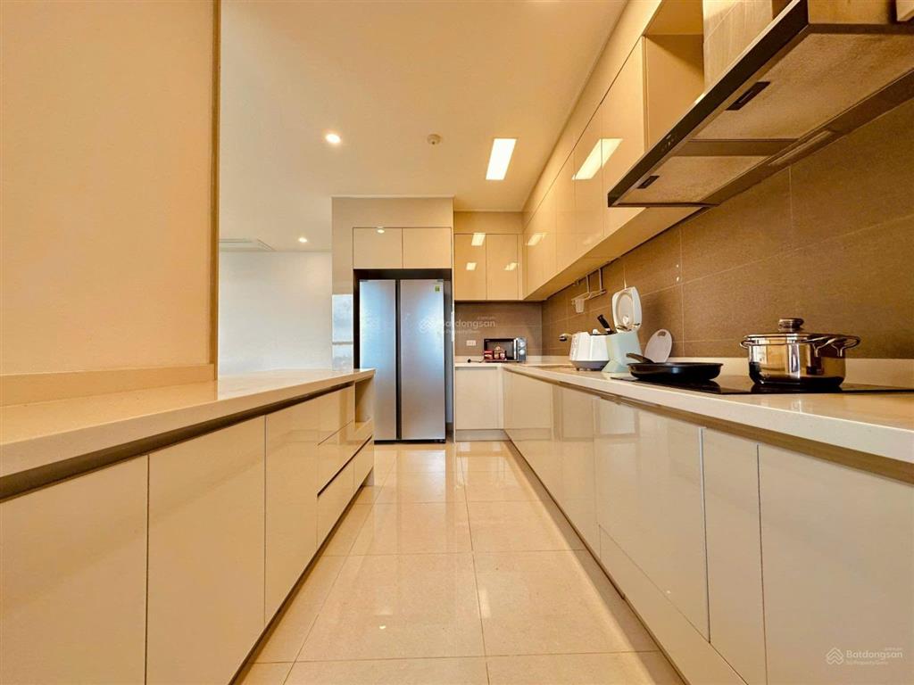 Cần bán gấp căn hộ 3pn đủ đồ view hồ tại cc starlake kđt tây hồ tây.  0818 111 ***