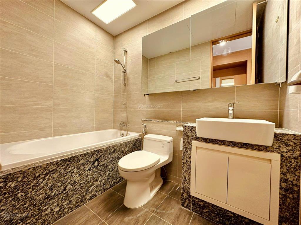 Cần bán gấp căn hộ 3pn đủ đồ view hồ tại cc starlake kđt tây hồ tây.  0818 111 ***