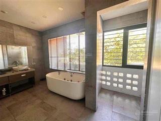 Nhà 4 tầng có hầm để xe, mặt tiền nguyễn hữu thọ. tổng dt 210m2. chủ xây để ở và văn phòng, nay bán