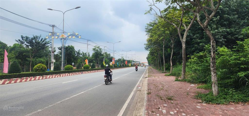 Cần bán lô đất cực đẹp 24x38m mặt tiền đt746 đối diện trung tâm hành chính tân thành