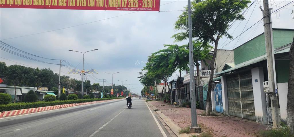 Cần bán lô đất cực đẹp 24x38m mặt tiền đt746 đối diện trung tâm hành chính tân thành