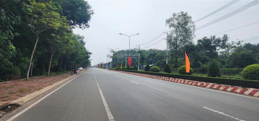 Cần bán lô đất cực đẹp 24x38m mặt tiền đt746 đối diện trung tâm hành chính tân thành