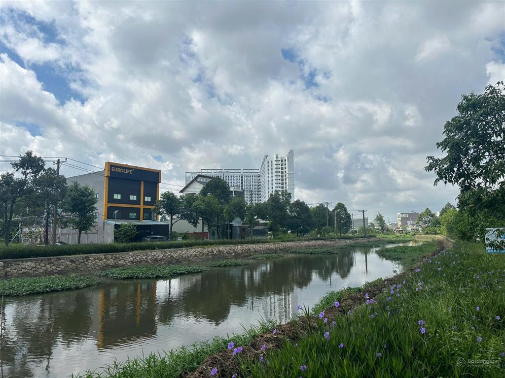 Cần bán 135m2 (6.2x21.8m) giá 4tỷ750, đường nhựa 12m, sát chợ nông sản thủ đức, shr, full thổ cư