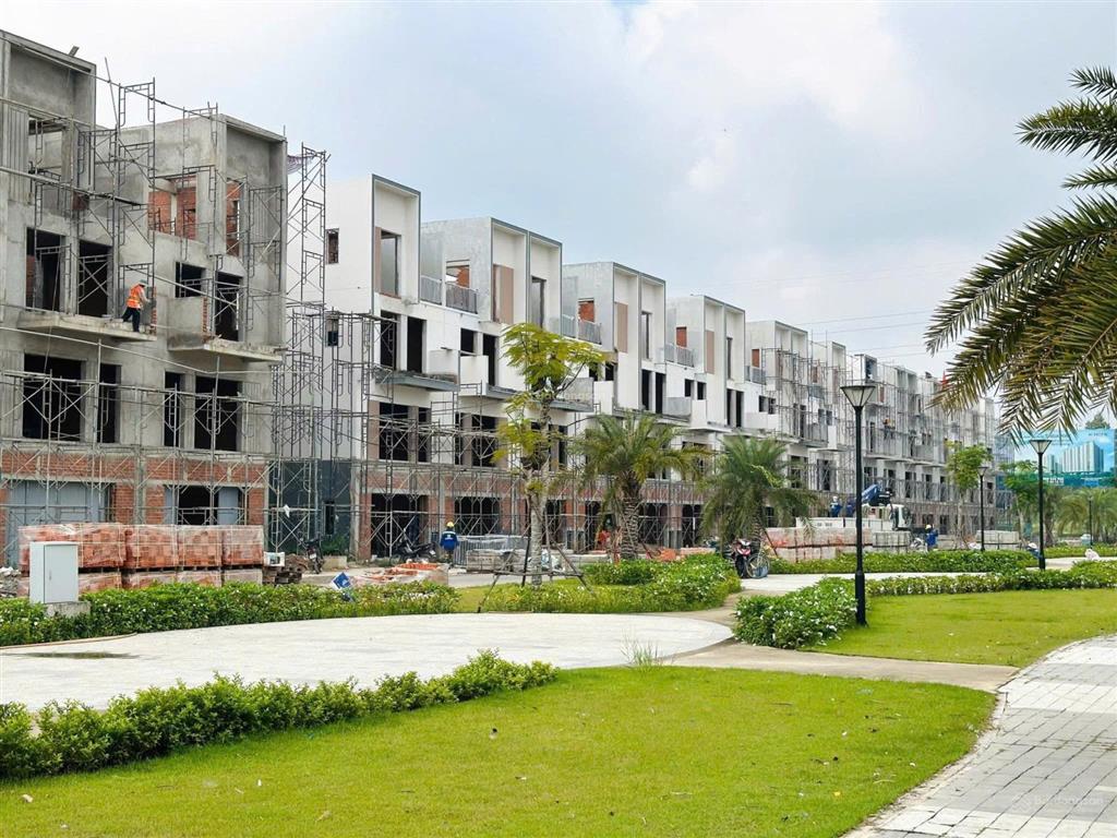 Shophouse 1 trệt 3 lầu (6x15m) mt kcn  đông đúc nhất tpm bình dương  hoàn thiện nội thất 7.9 tỷ
