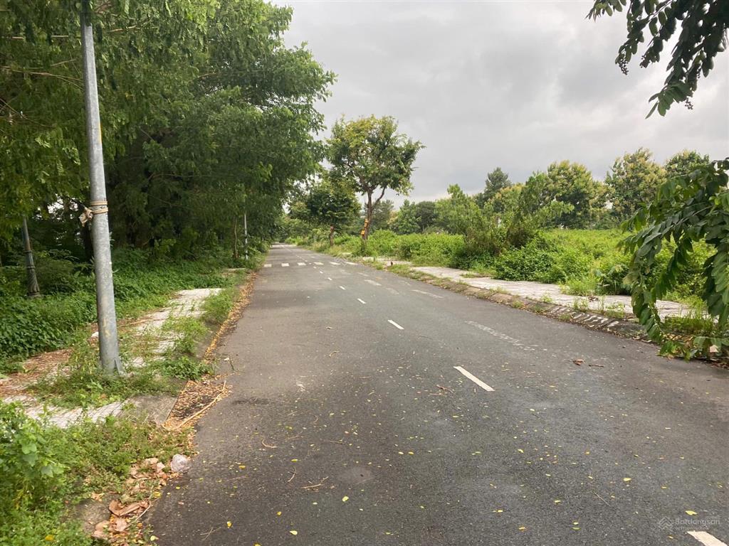 Kẹt ngân hàng cần bán gấp nền sổ đỏ, 7x20, sát trường đại học, đường thông, vị trí đẹp