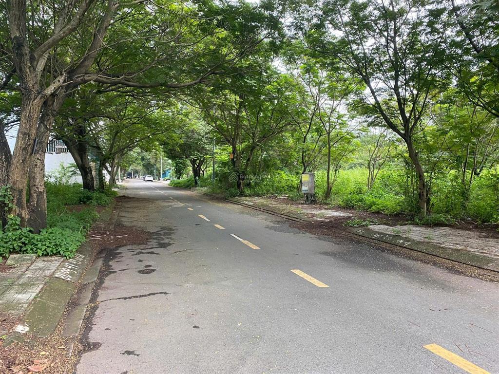 Kẹt ngân hàng cần bán gấp nền sổ đỏ, 7x20, sát trường đại học, đường thông, vị trí đẹp