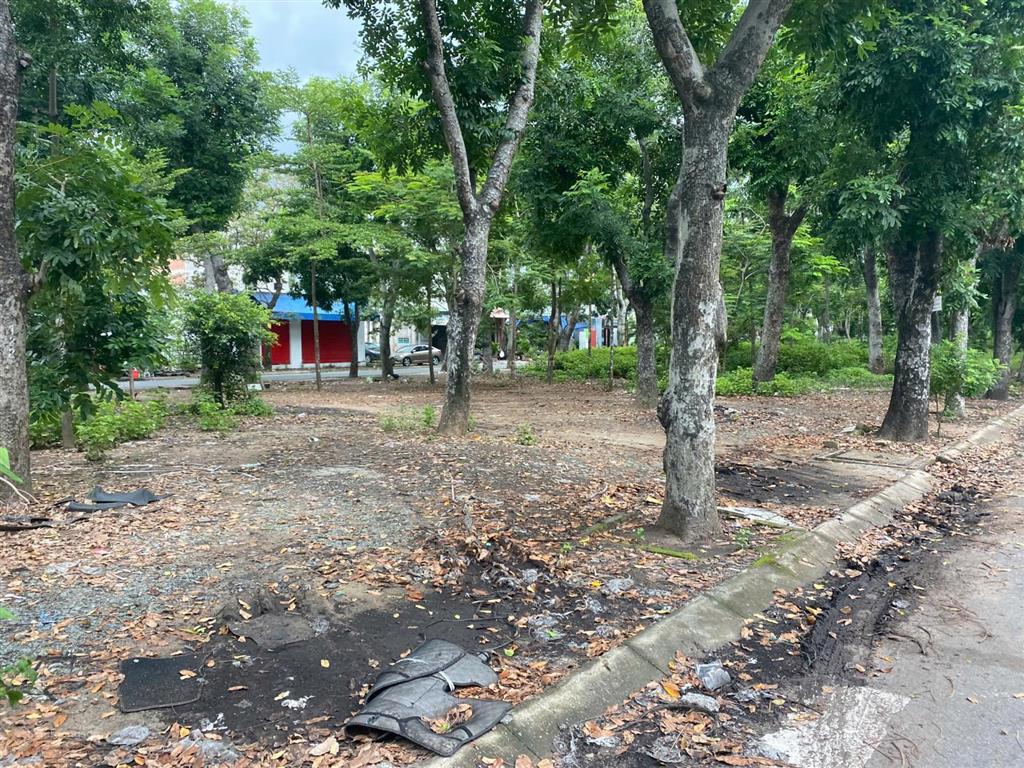 Kẹt ngân hàng cần bán gấp nền sổ đỏ, 7x20, sát trường đại học, đường thông, vị trí đẹp