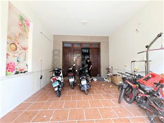 Chính chủ cần bán nhà mt tthc trệt lầu tum, p dĩ an, tp dĩ an. có 2p ngủ, 2wc, phòng thờ. dt 101m.