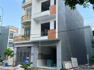 Nhà 2 lầu 1 trệt gần ngã tư 550 giá 5 tỷ 500 triệu