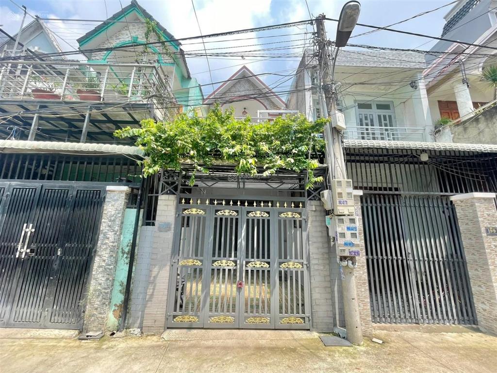 Nhà lầu đường xe hơi gần hội trường nhân dân đông hòa giá 4 tỷ 200 triệu
